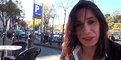 Delphine, est timide mais adore la bite