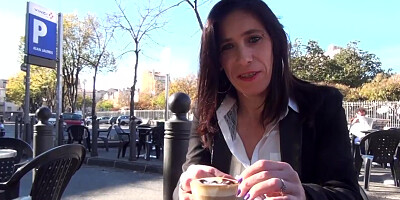 Delphine, est timide mais adore la bite