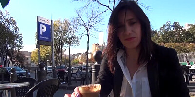 Delphine, est timide mais adore la bite