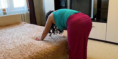 I pulled up the milf's skirt and saw her ass in a thong. homemade anal