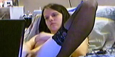Aude se masturbe devant un film porno