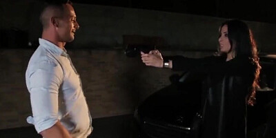 Orgie en pleine rue dans la nuit