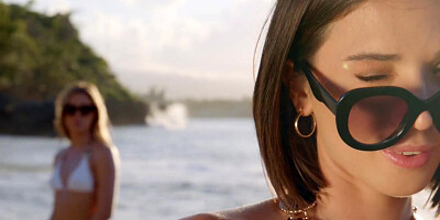 Two smoking hot babes are sharing lucky fellow's hard dong