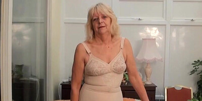 Slutty mature woman gets naked and horny on the camera