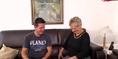 Kinky chum fucks his mature stepmom in the head and pussy