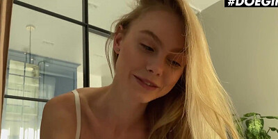 Nancy A Gives A Morning Blowjob Worthy Of An Oscar - DOEGIRLS