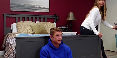 Brazzers - Sexy MILF Jeanie Marie Sullivan rides her stepson's big joystick