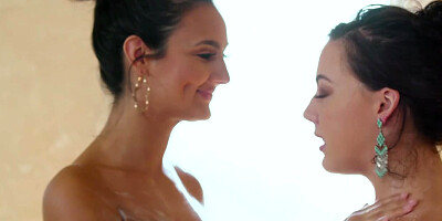 Magnifique Latina Eliza Ibarra's Lesbian Shower Love