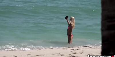 Mofos - Uma Jolie - Rescued Spinner Sucks Dick