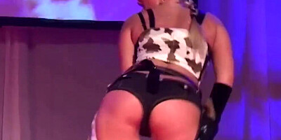 Public Flexi Lesbian MILF Show