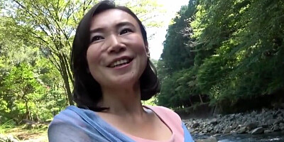 Japanese mom Jukujo goes down on neighbor to suck his dick