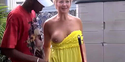 Slutty mature mom is fucking with black neighbor in the yard