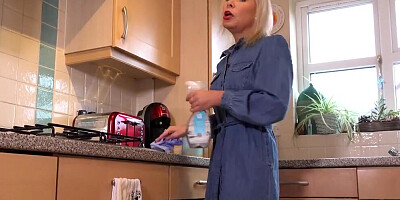 Naughty MILF gets naked and plays with pussy on the floor