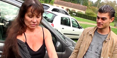 Mamie Chantal aime s'amuser avec les gros chibres