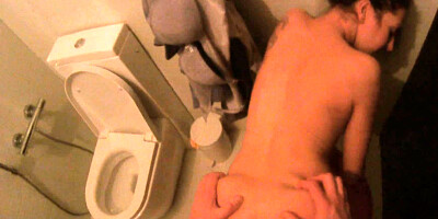 Babe tries to find inspiration in lavatory sex with stranger