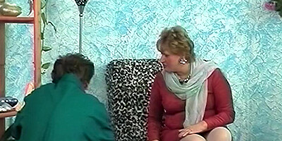 Mercedes Mechaniker fickt die alte Milf
