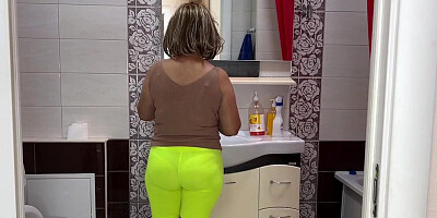 Sexy ass of a mature MILF stretches from anal sex