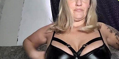 Desperate Housewife record's Herself getting ready