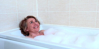 Busty MILF Camilla Likes To Masturbate In Bath