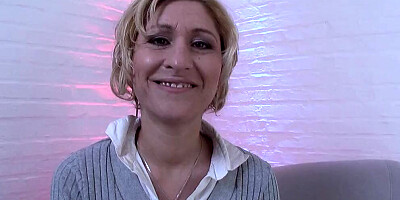 Mature woman fucks big dildo at casting and gets wet pussy