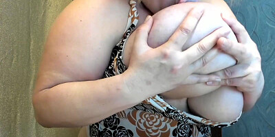 Full-bosomed lady is sucking her own humongous natural boobs