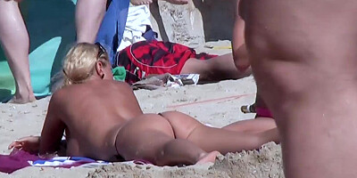 Voyeur on the beach lesbians make sex quite unabashedly in public