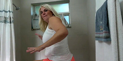 Florida milf Anna Moore loves taking a hot shower