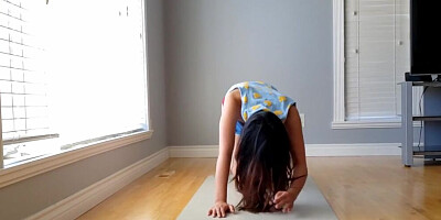 Bubble butt babe does some flexible Yoga exercises for us