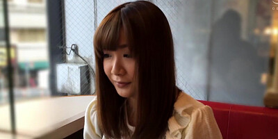 M434G07 A 20 - year - old beautiful girl with a slightly vigilant face to face with a match app!