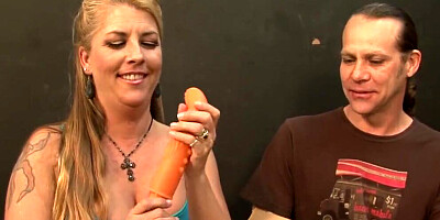 WhiteGhetto MILF Fucks Delivery Guy