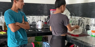 MI HERMANASTRO FOLLA MI PEQUEÑO COÑO EN LA COCINA