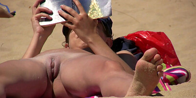 Big PUSSY Lips Close-Up Voyeur Beach Amateurs MILFS Video