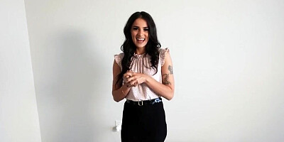 Adorable Latina Sofie Reyez is willing to bang her client