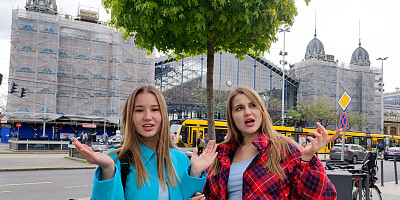 Two slutty chicks are sharing dude's cock in a 3some