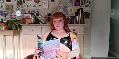 Vends-ta-culotte - Sexy curvy girl reading an erotic story in lingerie