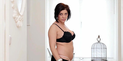 Spanish milf Montse Swinger pleasures her comfortable body