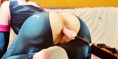 Amateur chick is rubning her both holes in front of the cam