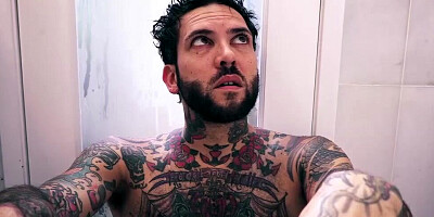 Busty inked harlot brought hersefl to a powerful orgasm only using her fingers