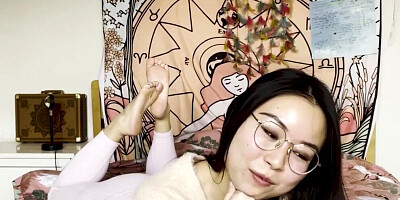 Nerdy Asian doll rubs her twat in front of the camera