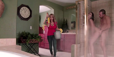 While mom cleans the house the daughter fucks at the bathroom with bf