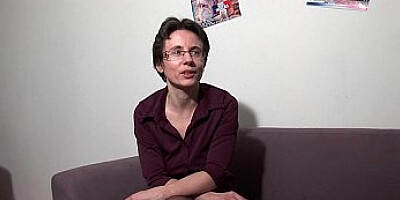 Maman cougar defoncee double penetree et fistee dans un gangbang