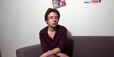 Maman cougar defoncee double penetree et fistee dans un gangbang