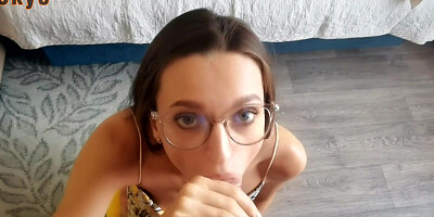 Сводная ботанка уговорила меня дать ей в рот и кончить на очки