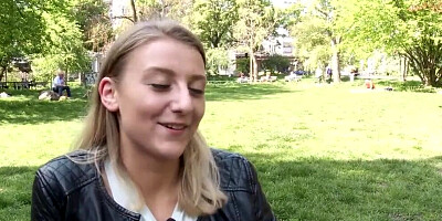 Ersties: Die 19-jährige Tamara fingert sich von hinten mit 3 Fingern