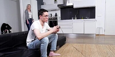 Girl can see stepbrother wont deny humping and brazenly makes pass at gamer