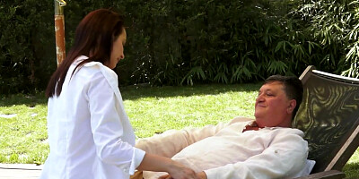 Teen darling slides her shaved snatch on the old man's prick outdoors