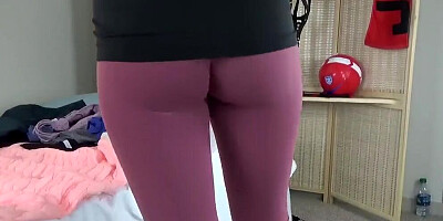 Cute Cam Girl does Yoga Pants Try-on Haul