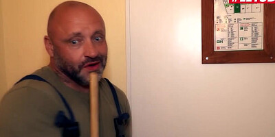 Darcia Lee spreads her legs wide open to take a hard cock