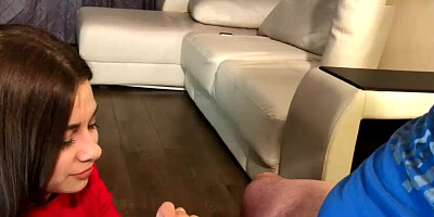 CHICA MUY CALIENTE ESCONDIDA DE LOS PADRES Y LA ENCONTRO