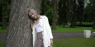 Juicy blonde Carolina Sun flashes pussy in the park